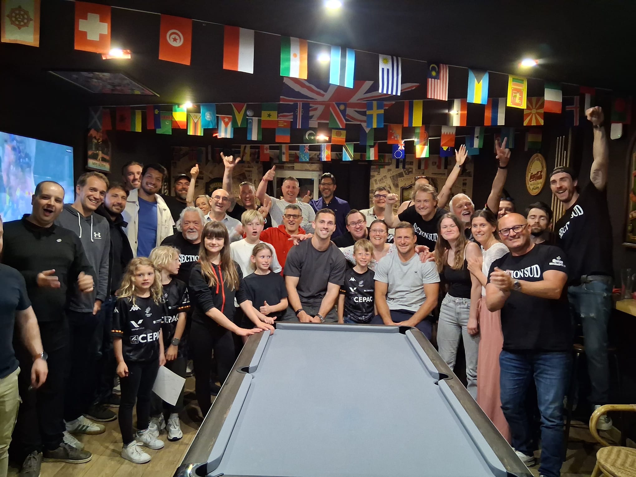 Photo de la SECTION SUD au Queen Elizabeth's Pub avec des joueurs de Provence Rugby