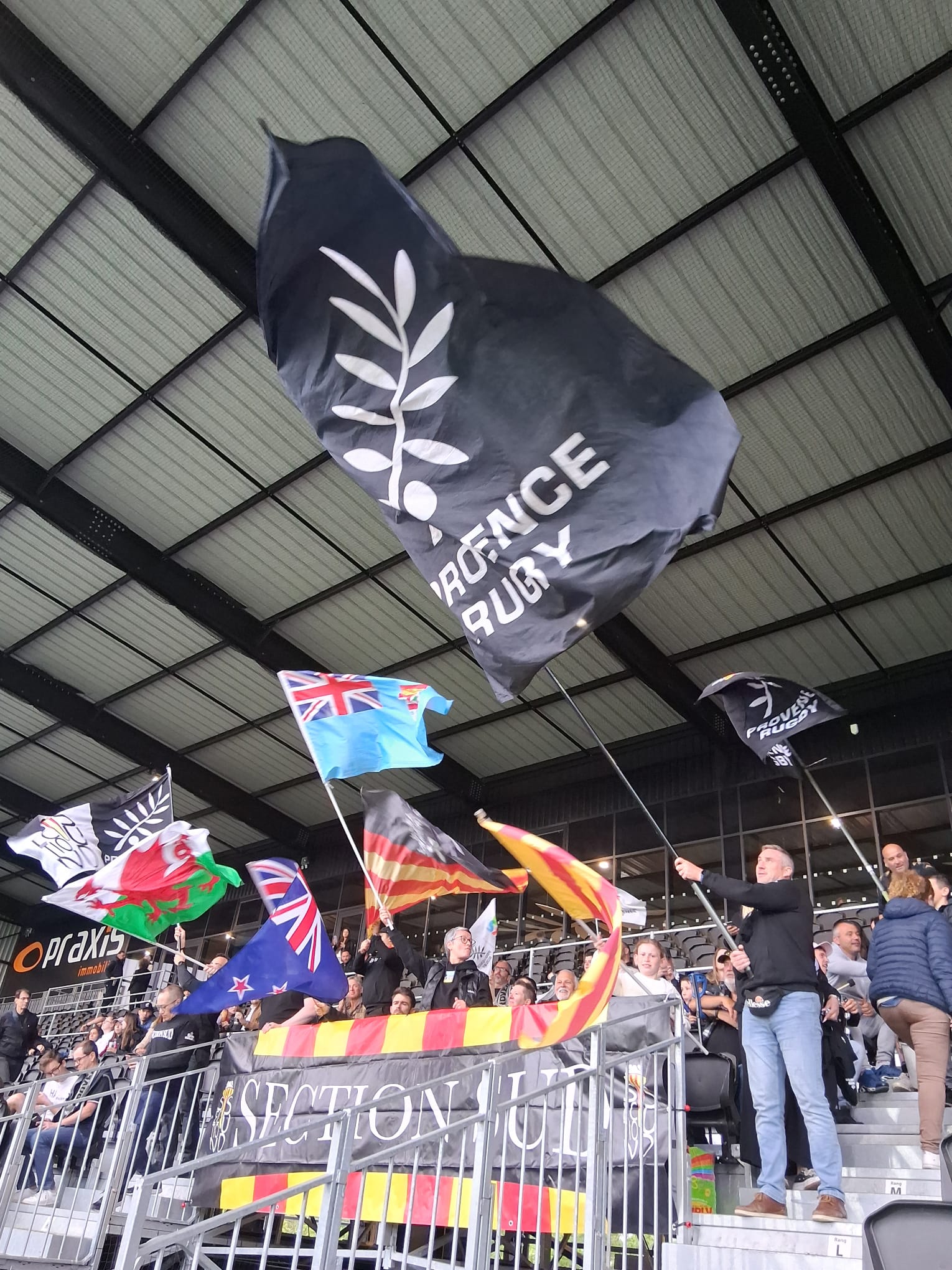 Lever de drapeau dans le stade Maurice David
